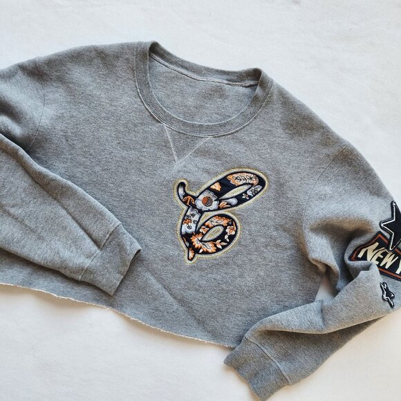Tops - Gray Cropped Sweatshirt New York Floral Patches Upcycled Cute Casual Gym Sporty